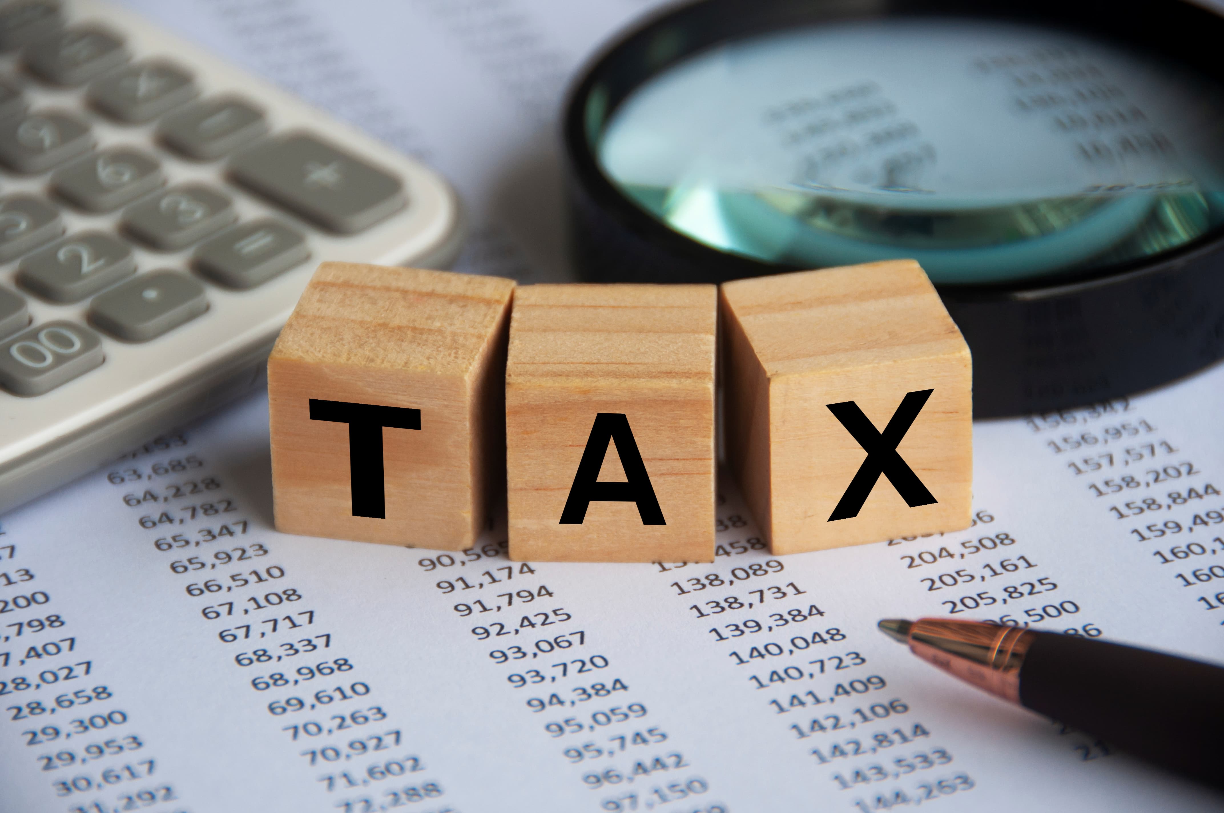 1738750271547688.jpg 千库网_在木块上的税词有放大镜、计算器和数字分析背景的。_摄影图编号16982717.jpg